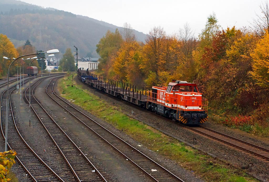 WLE (Westf�lische Landes-Eisenbahn) Lok 51  Kreis Warendorf  (eine MaK G 1206) kommt mit leeren G�terzug (Schwerlastwagen) von Burbach-Holzhausen �ber die Hellertalbahn (KBS 462), hier am 25.10.2012 in Herdorf (km 90,5) kurz vor der Br�cke Wolfsweg. Die Lok wurde 2002 bei Vossloh unter Fabriknummer 1001150  gebaut. Die komplette NVR-Nummer ist 92 80 1275 106-3 D-WLE.