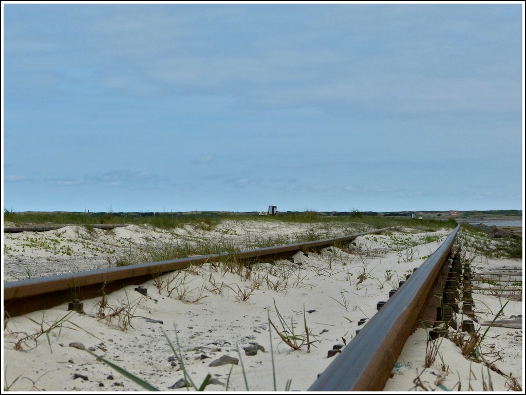 Wohin die Schienen wohl f�hren?  Wangerooge, 07.05.2010 (Jeanny) Mit diesem Bild sagen wir tsch�s bis Freitag, resp. Samstag.