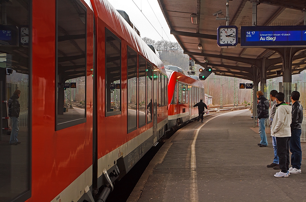 Wundersame Heilung - Eine Bahnsteigszene am 28.03.2013 in Betzdorf (Sieg), Gleis 106:

Die RB 95 in Richtung Au (Sieg), bestehend aus einem Alstom Coradia LINT 27 in Doppeltraktion  mit einem LINT 41 (640 016 mit 648 206 / 706) der DreiL�nderBahn ist schon angefahren, der Mann will noch mit, packt seine Kr�cken in die eine Hand und mit der anderen versucht er die T�r nach zu �ffnen, aber sobald ein Zug in Bewegung ist lassen sich diese nicht mehr �ffnen.

�brigens der Lokf�hrer kann das nicht sehen.