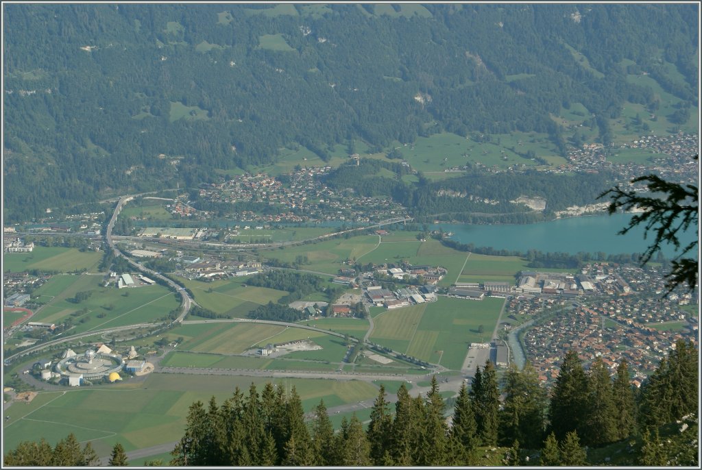 Zitat:  Armin Schwarz 8.9.2012 23:38
So lange sie noch fahren, sollten wir von ihnen so viel Bilder machen wie wir noch k�nnen. Bald ist es wohl vorbei, dann kommt die ganze Vogelschar.  
Da gebe ich dir Recht, Armin, und so habe ich eine De 110 mit dem Goldenpass von Luzern bei der Ankunft in Interlaken von ganz weit her fotografiert...
Breitlauenen, den 10. Sept 2012