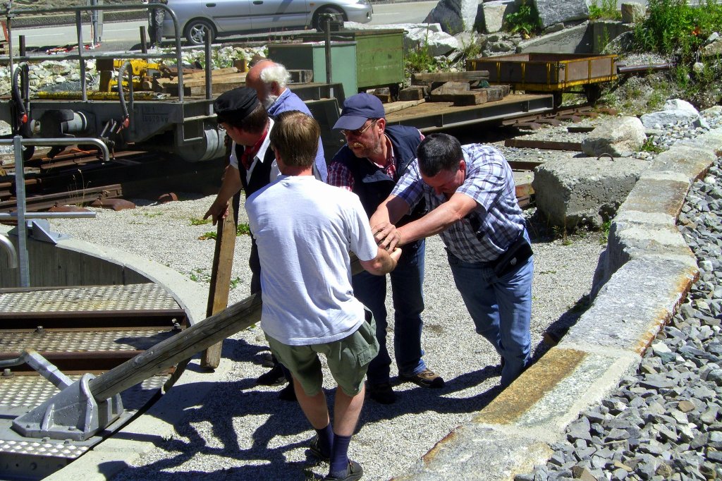 Zu diesem Bild gibt es eine Geschichte: Bei bb.de hatte ich ein Bild von der Furka Lok 4 mit Aufnahmedatum 01.07.2007 eingestellt. Von Jeanny und Hans De Rond kam die Mitteilung, dass sie am gleichen Tag dort gewesen waren. Jeanny hatte ein fast gleiches Foto vom  Handlokdrehen  mit ihrem Mann gemacht wie ich dieses mit meinem Bruder. Wir m�ssen beim Fotografieren fast nebeneinander gestanden haben. Da sieht man, wie klein die Welt sein kann.......