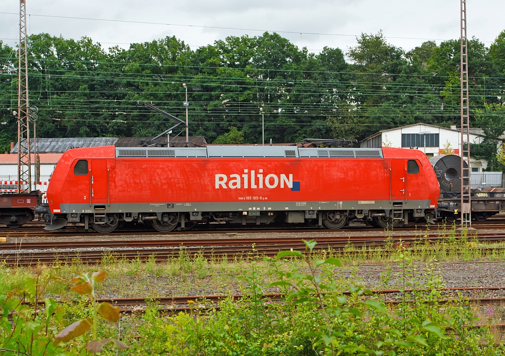 Zuerst mu� der Lokf�hrer die 185 185-6, hier am 16.07.2012 in Kreuztal, weg fahren und an einem anderen Platz abstellen, damit er sp�ter mit den 185 156-7 und 185 079-1 in Doppeltraktion zu Ragierbahnhof fahren kann.