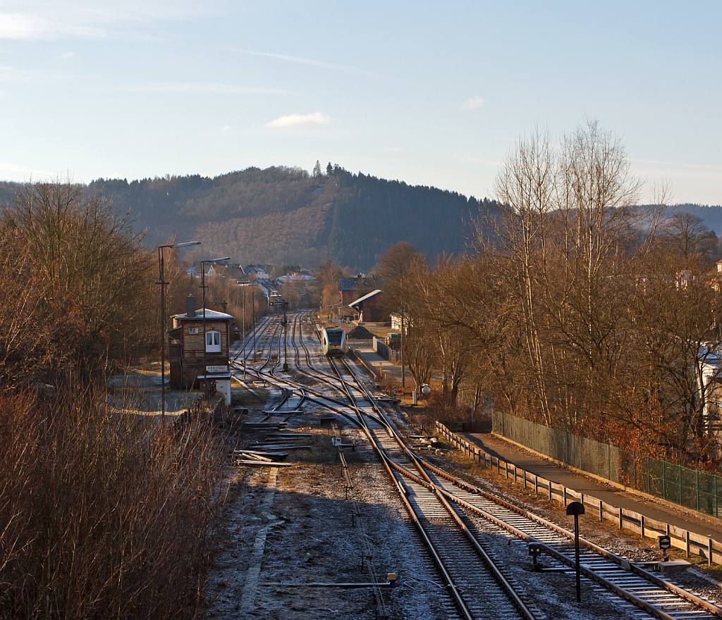 Zum Jubil�um von hellertal-startbilder.de, denn nun haben wir schon 2000. Bilder hier:
Blick auf den Bahnhof Herdorf von der Br�cke Wolfsweg am 13.01.2013, die Gr��e aus vergangenen Zeiten kann man nur erahnen. 
Auf Gleis 1 f�hrt ein Stadler GTW 2/6 der Hellertalbahn in den Bahnhof ein.  
Links das Stellwerk Herdorf Ost (Ho) und weiter hinten etwas verdeckt von dem Signal das Stellwerk Herdorf Fahrdienstleiter. 
Rechts (hinten) der ehem. G�terschuppen und dahinter der Personenbahnhof.  
Im Vordergrund das DB-Gleis der KBS 462 - Hellertalbahn (heute eingleisig, bis Mitte der 1970er-Jahre eine zweigleisige Hauptstrecke), daran zweigt hier das Gleis (ab der Gleissperre) der KSW Kreisbahn Siegen-Wittgenstein (ehem. Siegener Kreisbahn, davor Freien Grunder Eisenbahn AG) ab.