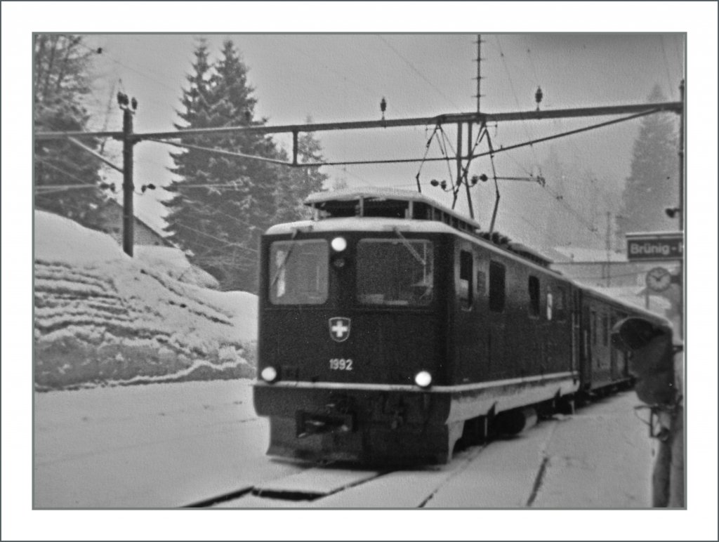 Zur Unterst�tzung der 16 Deh 4/6 beschaffte die SBB 1954 noch zwei  Bergloks  HGe 4/4 1991 und 1992, auch genannt  Muni  (Stier). 
54 Tonnen schwer, leisteten sie bei max 50 km/h (Zahnstange 33 km/h) 2180 PS. 
Hier ist ein 110 Film Bild der HGe 4/4 1192 zu sehen, welches leider kaum Details aber die Proportionen der Lok zeigt. 
Br�nig Hasliberg, im Februar 1982