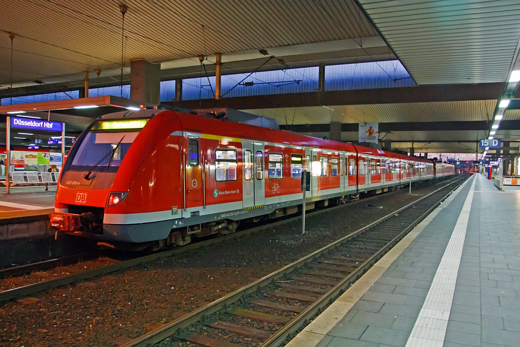 Zwei gekuppelte Triebz�ge der BR 422/432 als S1 (Solingen - D�sseldorf - D�sseldorf Flughafen - Duisburg - Essen - Dortmund), hier am 30.09.2012 morgens um 7:17 Uhr, am Schluss 422 003-4. 
Diese Triebz�ge sind eine Weiterentwicklung der BR 423, sie sind vierteilig und alle Teile sind angetrieben, wobei die beiden Steuerwagen als BR 422 und die Mittelwagen als BR 432 gef�hrt werden. die Triebz�ge wurden von einem Konsortium gebildet von Bombardier und Alstom in Aluminium-Leichtbauweise gefertigt. Achsformel ist Bo' Bo'  2'  Bo' Bo' zwischen den Wagenteilen jeweils auf Jakobsdrehgestelle, die L�nge �ber Kupplung betr�gt  69.430 mm, die H�chstgeschwindigkeit betr�gt 140 km/h.