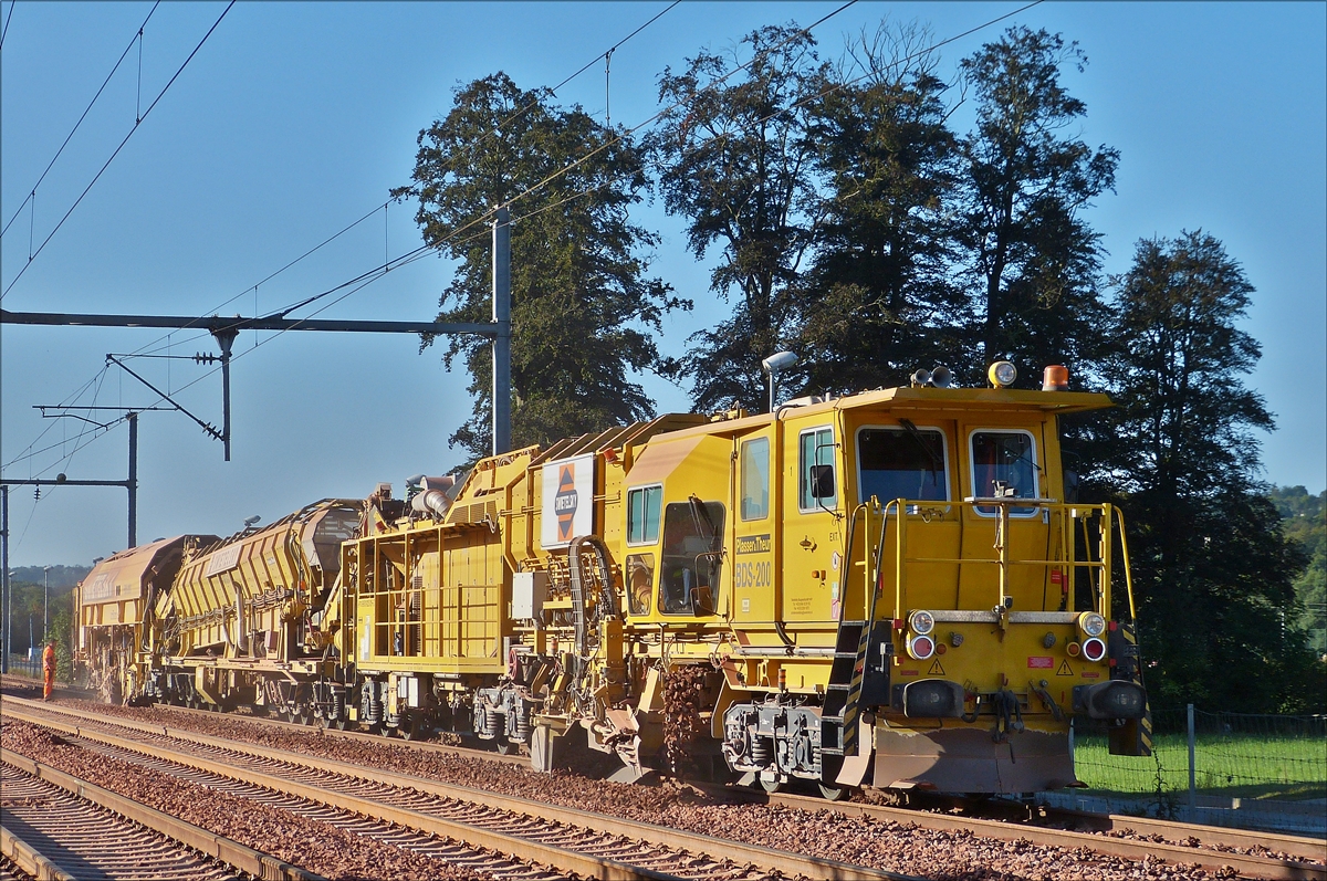 . A-RTS 99 81 9125 015 – 3; Schweres Nebenfahrzeug Art: Schotterbewirtschaftungssystem BDS 2000 Pflugteil; gebaut von Plasser & Theurer im Jahr 2011 im Einsatz f�r die Gleisbaufirma Swietelsky; in der Mitte ist der Schottersilowagen A-RTS 99 81 9352 082 - 7 eingestellt;  Eigengewicht 88,5 t; Bremse KE-GP mZ; Zugelassen f�r Streckennklasse B1 und h�her;  hier bearbeitet der Schotterzug das Dieselgleis in der Baustelle nahe Schieren.  09.09.2016 (Hans)