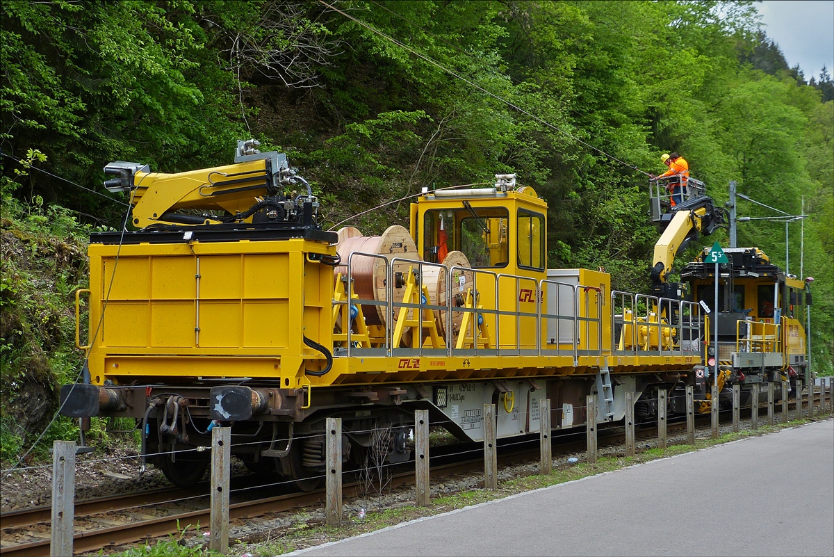 . Als ich schon im Auto sa� und nach Hause fahren wollte, merkte ich das auf der Abzweigung nach Wiltz auch noch was los war, da hatte mann damit begonnen die Oberleitung im Bahnhofsbereich zu wechseln. Das ganze mit einem Container-Tragwagen mit aufgesetzter Oberleitungsmontageplattform (der Boden (zweiteilig) basiert auf einem 40´ und 20´ ISO-Container). Der Wagen war 37 80 4557 621-2 RIV d-AAEC, Gattung Sgns 1 der AAE-Cargo AG, das ganze wird vom CFL Robel 722 durch den Bahnhof von Kautenbach geschoben.  19.05.2016