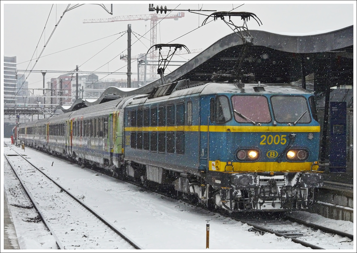. Als der Zug noch Eurocity 296  Jean Monnet  hiess - Im Schneegest�ber des 21.12.2009 steht die HLE 2005 nun mit dem EC 296 Basel - Br�ssel im Bahnhof von Luxemburg zur Abfahrt nach Br�ssel bereit. (Jeanny)