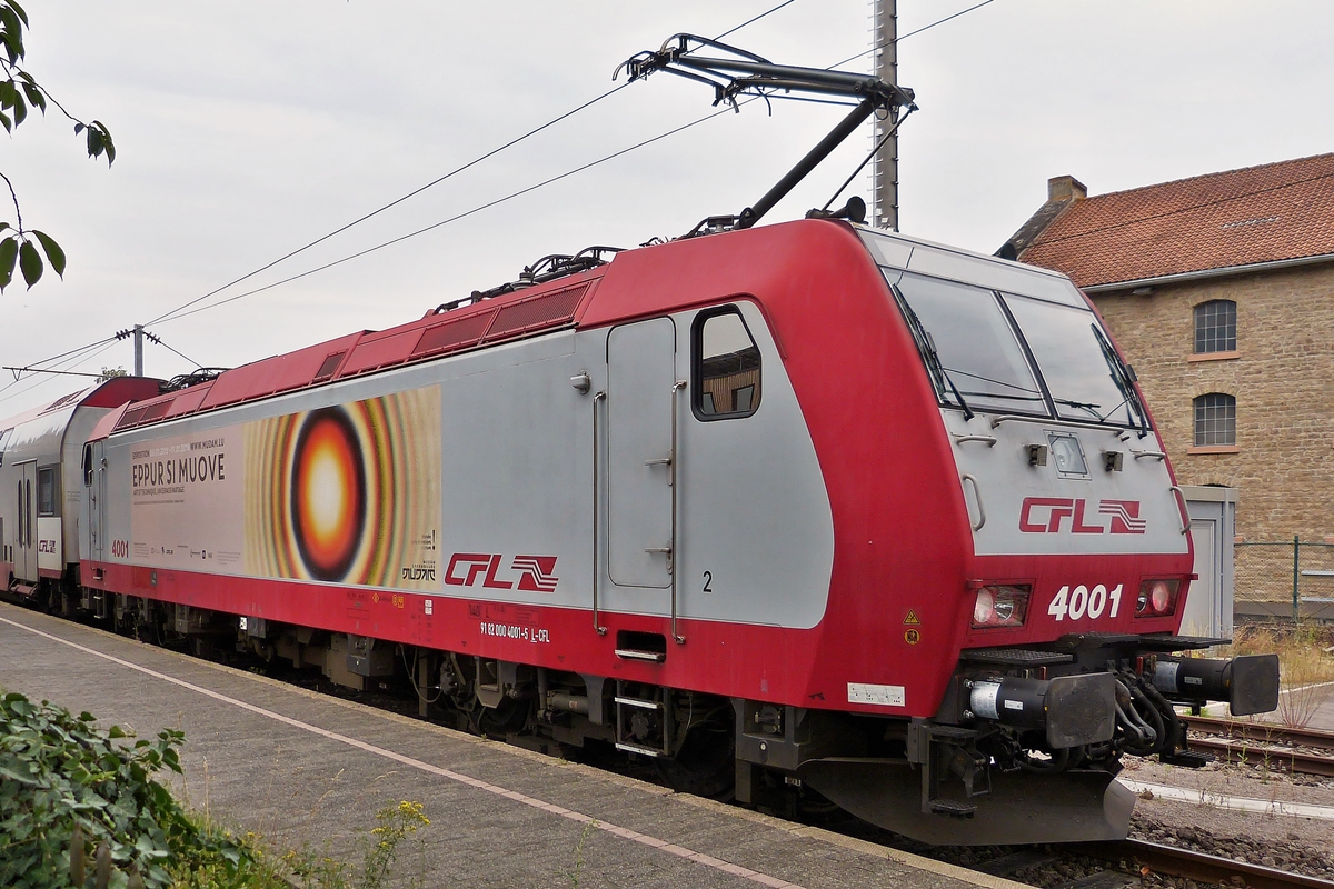 . Am 10.08.2015 konnte ich die 4001 mit ihrer Werbung f�r die Ausstellung Eppur si muove (Und sie bewegt sich doch!), welche zur Zeit im Mus�e d’Art Moderne Grand-Duc Jean in Luxemburg Stadt zu bwundern ist, im Bahnhof von Diekirch fotografieren. (Hans)
