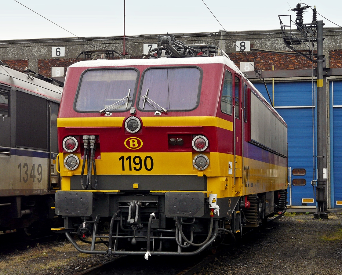 . Am 18.05.2008 war im BW (Atelier) Kinkempois in der N�he von Li�ge ein Tag er offenen T�r und so konnte ich die SNCB HLE 1190 in der sch�nen Benelux Farbgebung vor dem Lokschuppen ablichten. (Jeanny)

Die Lokomotiven der SNCB S�rie 11 wurden haupts�chlich im Intercity-Verkehr zwischen Br�ssel und Amsterdam mit NS Wendezuggarnituren eingesetzt.

Die technische Daten der S�rie 11:

Betriebsnummern: 1181-1192

Hersteller: BN, ACNC

Bauart: Bo' Bo'

Stromsystem: 1.500 V- und 3.000 kV-Gleichstrom

Baujahre: 1985-1986




