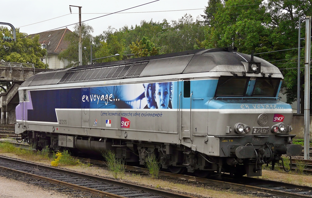 . Am 19.06.2010 war die Gro�diesellok CC 72175 in ihrer extravaganten  en voyage...  Farbgebung im Bahnhof von Mulhouse abgestellt. (Jeanny)

Die CC 72000 ist eine Baureihe dieselelektrischer Lokomotiven der staatlichen franz�sischen Eisenbahngesellschaft SNCF. Die zun�chst im Schnellzug- und sp�ter auch im G�terzugdienst eingesetzten sechsachsigen Maschinen sind die st�rksten Diesellokomotiven der SNCF.

Die Lokomotivbaureihe CC 72000 wurde im Dezember 1965 in Auftrag gegeben. Die �u�ere Form ist an die der Baureihe CC 40100 angelehnt, das auch als nez cass� (gebrochene Nase) bezeichnete Design stammt von Paul Arzens. Abweichend vom franz�sischen Standard erhielten die Maschinen ein zuschaltbares drittes Spitzenlicht f�r den grenz�berschreitenden Verkehr nach Deutschland und in die Schweiz. Am 12. April 1968 traf die Vorserienmaschine CC 72002 in Grenoble zu Testfahrten auf der Ligne des Alpes nach Veynes ein. Die erste Serienmaschine wurde im Dezember 1970 in Rennes, die letzte im Juni 1974 ebenda in Dienst gestellt. Neunzehn der ersten zwanzig Lokomotiven (72001 bis 72016 und 72018 bis 72020) waren f�r eine H�chstgeschwindigkeit von 140 km/h ausgelegt, bei der 72017 und den Maschinen ab 72021 wurde sie auf 160 km/h heraufgesetzt. Infolge der ersten �lkrise wurden nach 1973 keine weiteren Lokomotiven dieser Baureihe mehr bestellt.

Vom Pariser Bahnhof Gare de l’Est zogen sie den Trans-Europ-Express Arbal�te �ber Belfort und Mulhouse bis nach Basel. Auch von Valence �ber Grenoble kamen CC 72000 bis nach Genf in die Schweiz.

Die SNCF hat in den Jahren 2002-2004 einen Teil der Baureihe CC 72000 remotorisiert und diese dann in die Reihe CC 72100 umbenannt, da sie auf eine gr��ere Zahl dieser auch schon betagten Loks noch einige Zeit nicht verzichten kann. �u�erlich sind die Loks aber nur an der Beschriftung zu unterscheiden. Von der formsch�nen Reihe CC 72000 wurden von 1967-1974 urspr�nglich 92 St�ck gebaut. Drei�ig der 160 km/h schnellen Lokomotiven wurden zur Baureihe CC 72100. Sie erhielten neue Motoren und als dritte Ziffer eine 1 bei gleicher Ordnungsnummer, so wurde z. B. aus der 72021 die 72121.

Wegen der hohen L�rm- und Abgasemissionen schieden die CC 72000 verh�ltnism��ig fr�h aus dem aktiven Dienst aus.

Die technischen Daten der CC 72000:

Nummerierung: 72001 – 72092
Anzahl: 92
Hersteller: Alsthom, SACM
Baujahr(e): 1967–1974
Achsformel: C’C’
Spurweite: 1435 mm (Normalspur)
L�nge �ber Puffer: 20.190 mm
Dienstmasse: 114 t bis 118 t
H�chstgeschwindigkeit: 100 km/h bis 160 km/h
Dauerleistung: 	2.250 kW
Anzahl der Fahrmotoren: 2 � Typ TAO 656 B1
Antrieb: diesel-elektrisch



