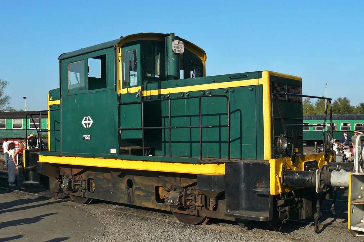 . Am 27.09.2009 stand der ex SNCF  locotracteur  Y 6502 vor dem Ringschuppen in Mariembourg. Diese Kleindiesellok wurde 1957 bei De Dietrich in Frankreich gebaut. Sie geh�rt der Museumsbahn Chemin de Fer � vapeur des Trois Vall�es und dient haupts�chlich als Rangierlok im Mariembourg. Sie tr�gt die Original SNCF Farbgebung. (Hans)
