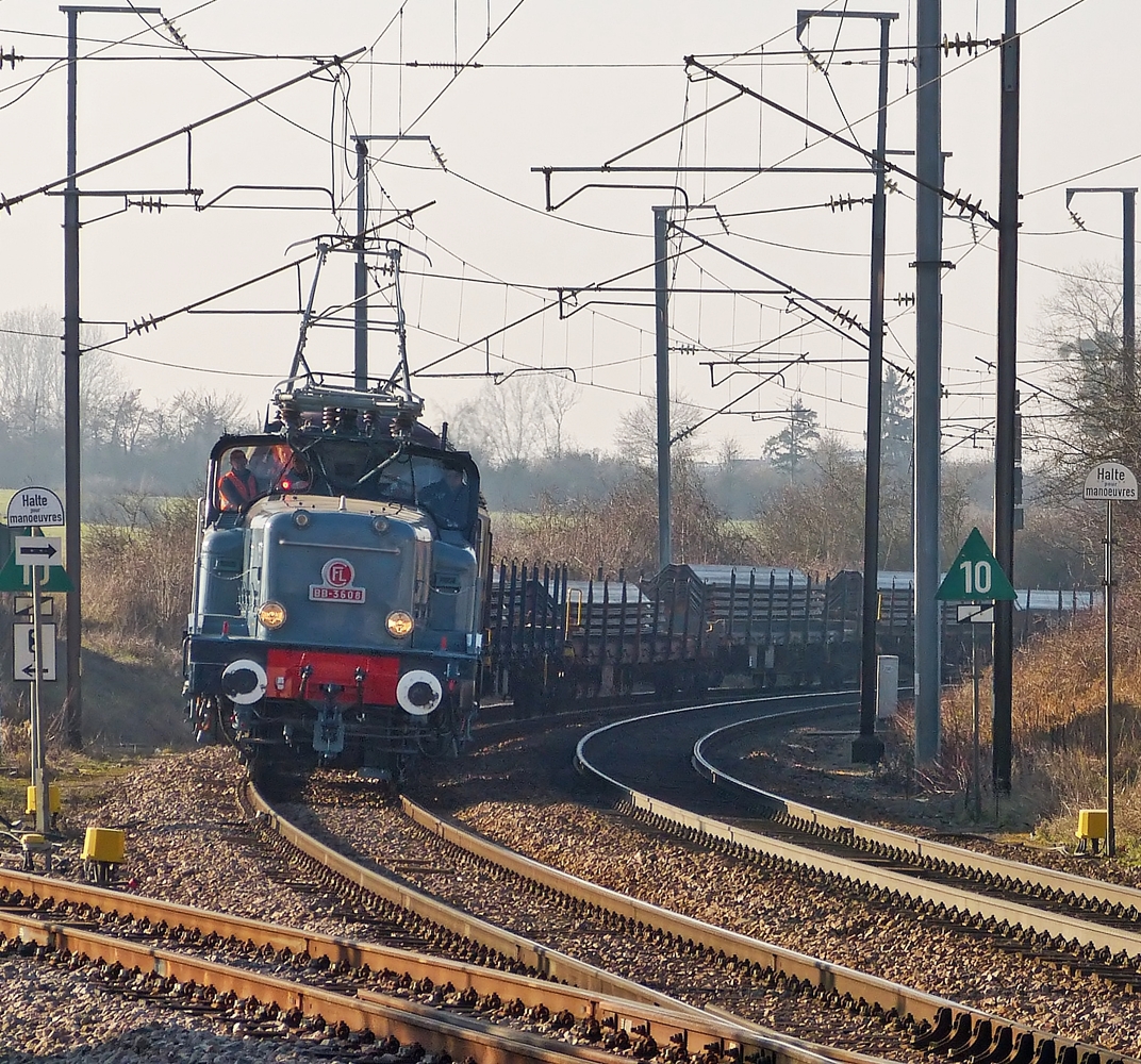 . Am Bahnsteig in Noertzange gab es am 31.01.2014 die M�glichkeit die BB 3608 mit ihrem G�terzug so abzulichten, dass man die 1818 nur erahnen kann. Obwohl diese ungew�hnlich anmutende Bespannung gar nicht so abwegig ist, gab es die Zusammenarbeit beider Baureihen fr�her recht h�ufig im G�terverkehr. 

http://www.bahnbilder.de/bild/Luxemburg~Dieselloks~BR+1800/677985/luxemburg-bahnhof-bettemburg-luxemburgische-e-lok-cfl.html

(Hans)
