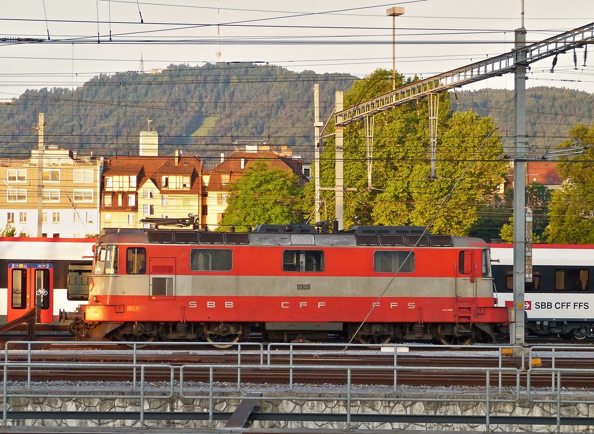 . Am fr�hen Morgen des 07.06.2015 war die Swiss Express Re 4/4 II 11109 im Bahnhof Z�rich Hardbr�cke abgestellt. (Hans)