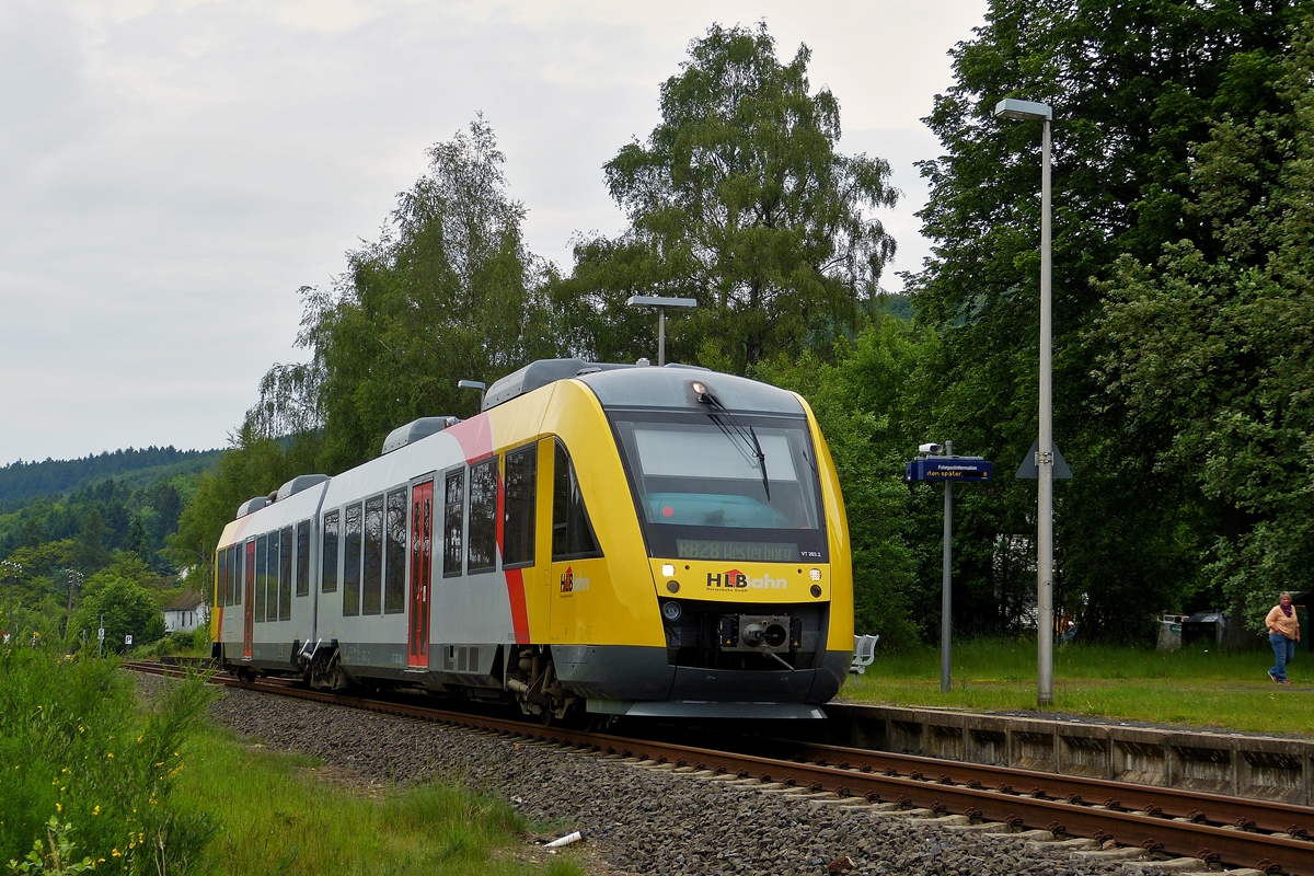 . Am recht tr�ben Morgen des 26.05.2014 erreicht der VT 263 der HLB (Hessische Landesbahn) den Bahnhof Unnau-Korb. Der LINT 41 verkehrt auf der Oberwesterwaldbahn als RB 28 nach Westerburg. Man beachte auch noch das charmante Beiwerk rechts im Bild. ;-)
(Hans)