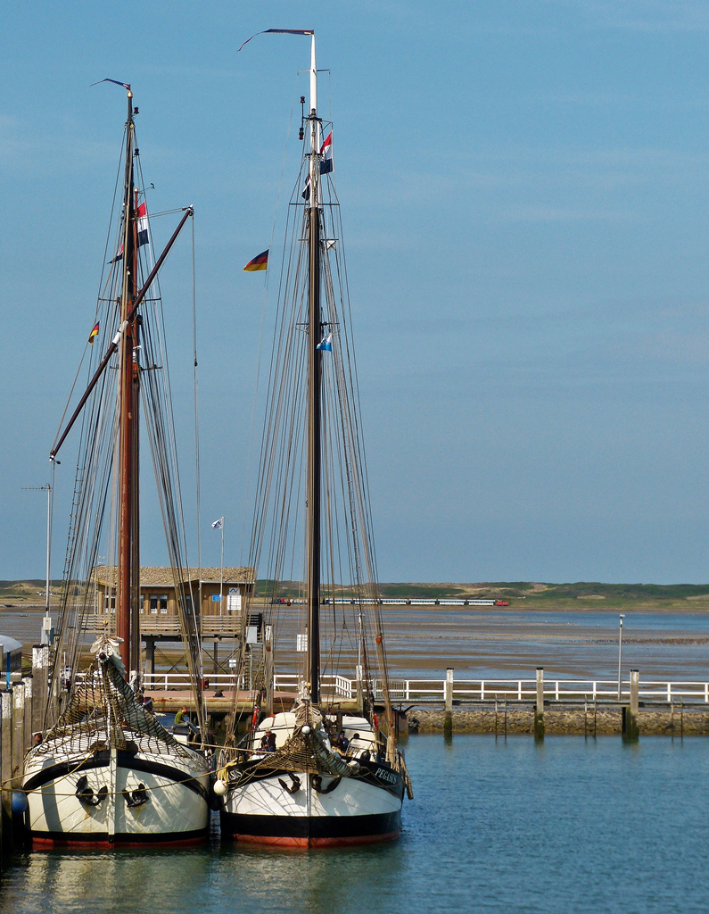 . An Bord der F�hre von Wangerooge nach Harlsiel kann man den Zug der Wangerooger Inselbahn noch l�ngere Zeit beobachten. Der Zug ist auf dem Weg vom Westanleger ins Inseldorf Wangerooge. 07.05.2012 (Jeanny)  