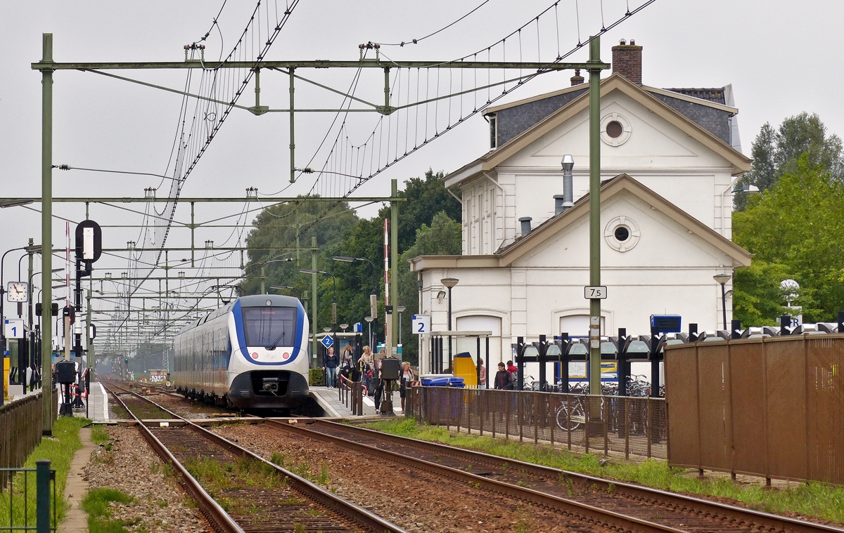 . An der Strecke N� 12 Antwerpen - Lage Zwaluwe in Noord-Brabant fallen die sehr sch�nen und gepflegten Bahnhofsgeb�ude auf. In Zevenbergen stand am 04.09.2015 ein NS SLT (Sprinter Lighttrain) am Bahnsteig und wartete auf die Weiterfahrt nach Roosendaal. (Jeanny)