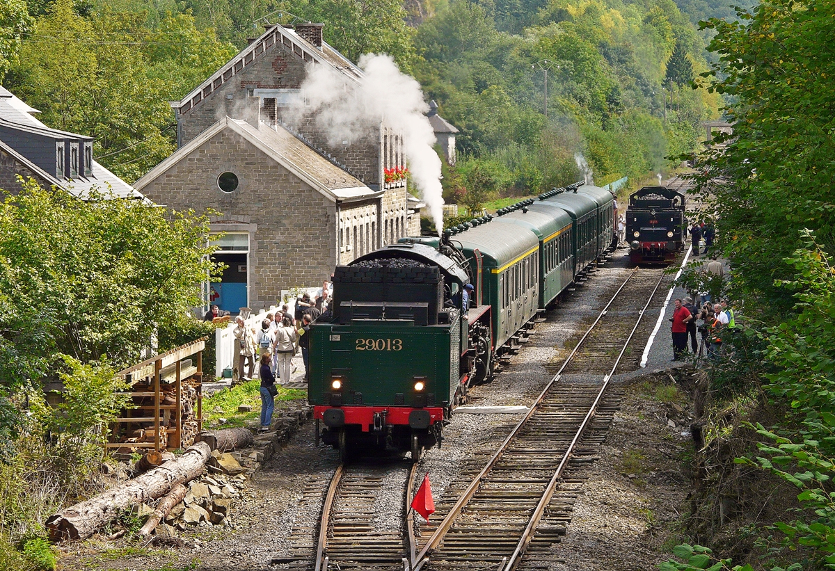 . Auch ein sch�ner R�cken kann durchaus entz�cken, besonders wenn er zu der interessanten Amerikanerin HLV 29.013 geh�rt. Diese belgische Dampflok geh�rt dem Service Patrimoine Historique der SNCB-Holding und war am 14.08.2010 zu Gast beim Dampffestival auf der Museumsstrecke  Le Chemin de Fer du Bocq . Das Foto entstand auf der sch�nen alten Steinbr�cke in der N�he des Bahnhofs Dorinne-Durnal. (Jeanny)