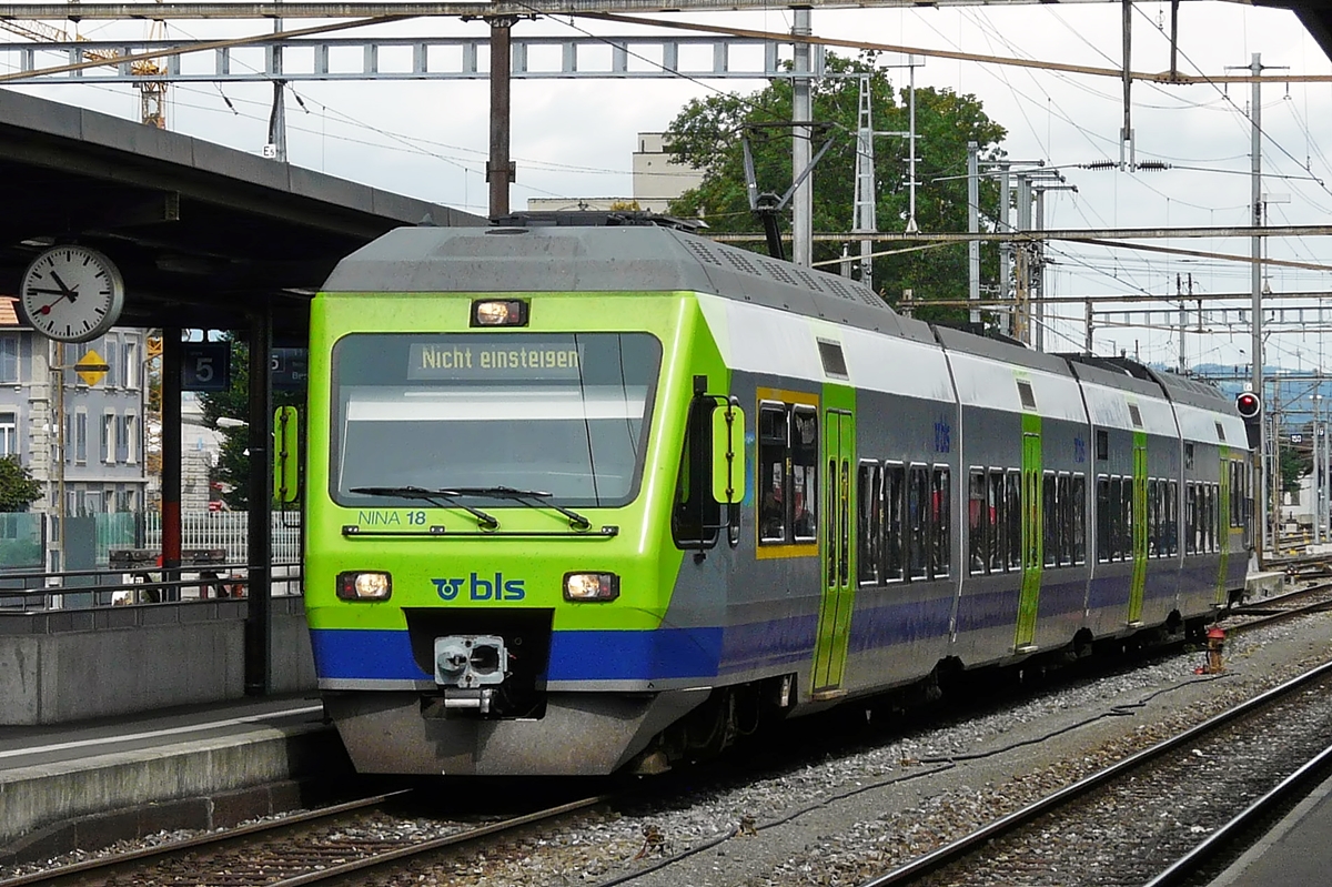 . Aus dem Archiv - Der BLS NINA (Niederflur Nahverkehrszug) 18 (RABe 525 018) war am 04.08.2008 im Bahnhof von Thun abgestellt. (Jeanny) 