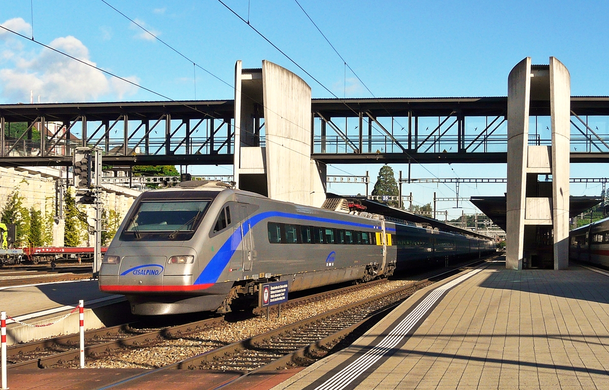 . Aus dem Archiv - Am 03.08.2008 hatte der Cisalpino ETR 470.004 Anfahrschwierigkeiten, nachdem er ein paar Meter gefahren war, blieb er wieder stehen und es dauerte ziemlich lange, bis er endlich den Bahnhof von Spiez verlassen konnte. (Jeanny)