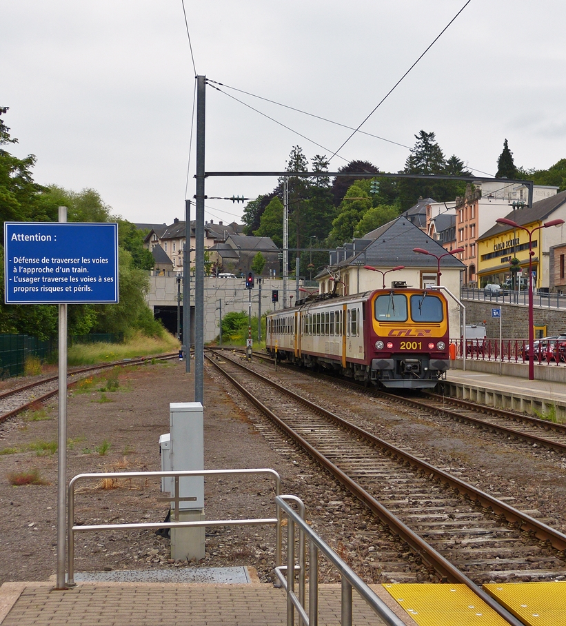 . Aus Kautenbach kommend, ist der Z 2001 vor kurzem im Bahnhof von Wiltz an Bahnsteig 1 angekommen. Das Bild entstand am Bahnsteig 2. Da es keine Unterf�hrung in Wiltz gibt, werden die Fahrg�ste auf die Gefahren eines einfahrenden Zuges und auf die Eigenverantwortung beim �berqueren der Gleise hingewiesen. Die Hinweise sind leider nur in franz�sischer Sprache verfasst, ein Problem, welches man leider vielerorts in Luxemburg antrifft. 19.06.2015 (Hans)  