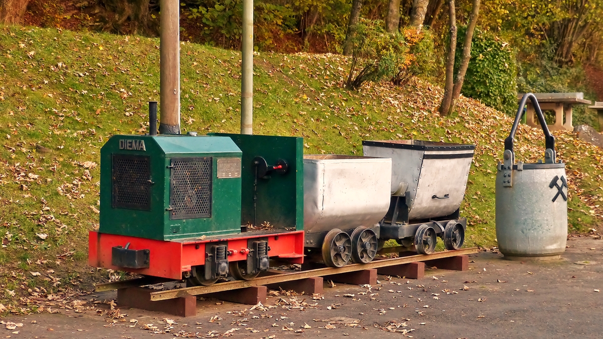 . Beim Wodanstollen in Neunkirchen-Salchendorf steht eine Diema Feldbahnlok Typ DL 6, Fabriknummer 1983, Baujahr 1956, Leistung 18 KW, von 700 auf 600 mm umgespurt, als Denkmallok und konnte am 01.11.2014 fotografiert werden. (Hans)