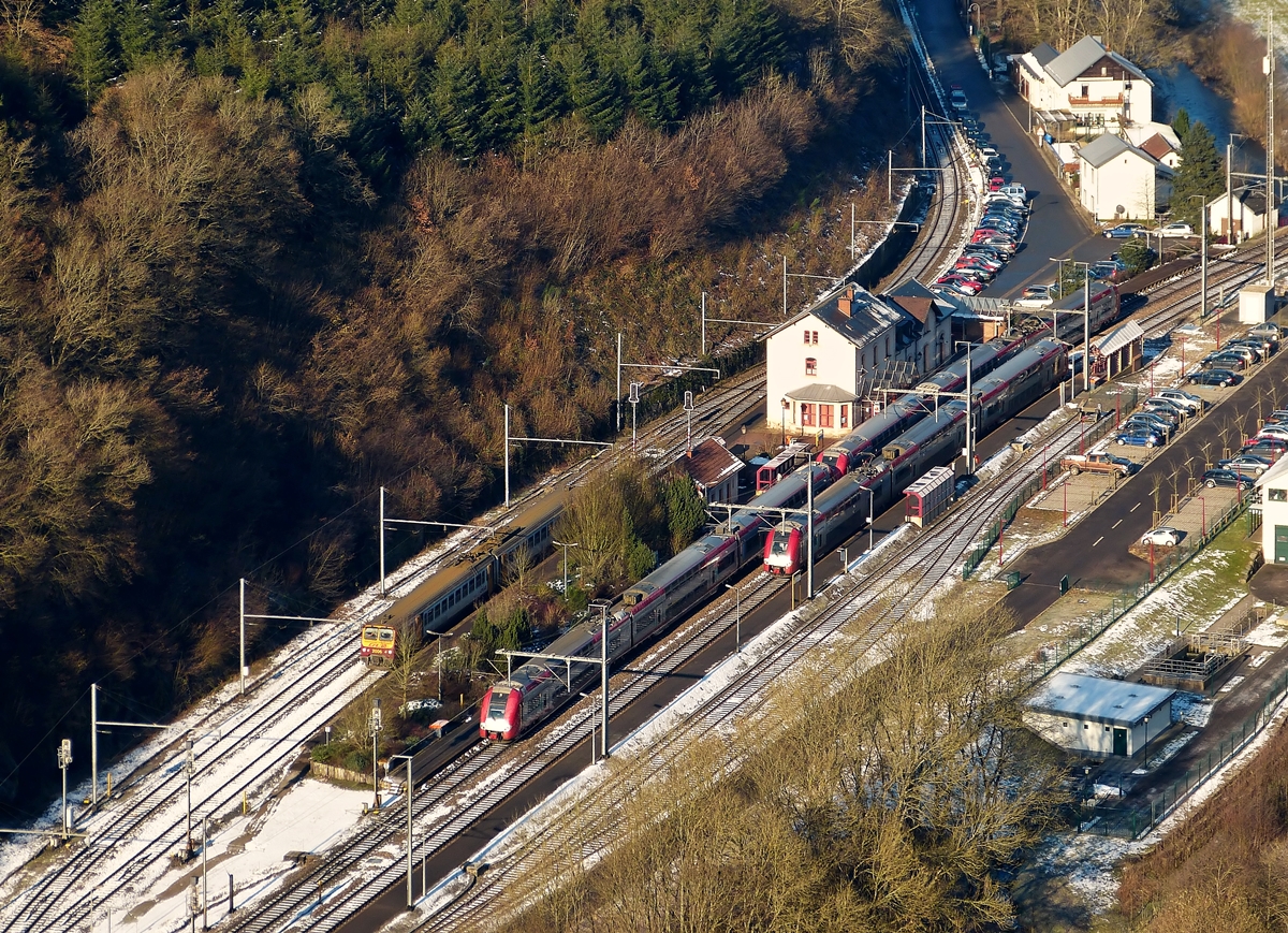 . Besuch bei der Z Anlage in Kautenbach - Vom Aussichtspunkt Hockslay konnte der Bahnhof Kautenbach bei schönstem Winterwetter am 04.02.2015 bildlich festgehalten werden. Links steht der Z 2006 als Pendel nach Wiltz, in der Mitte steht der RE 3835 Troisvierges - Luxembourg und rechts befindet sich der RE 3809 Luxembourg - Troisvierges. (Hans)