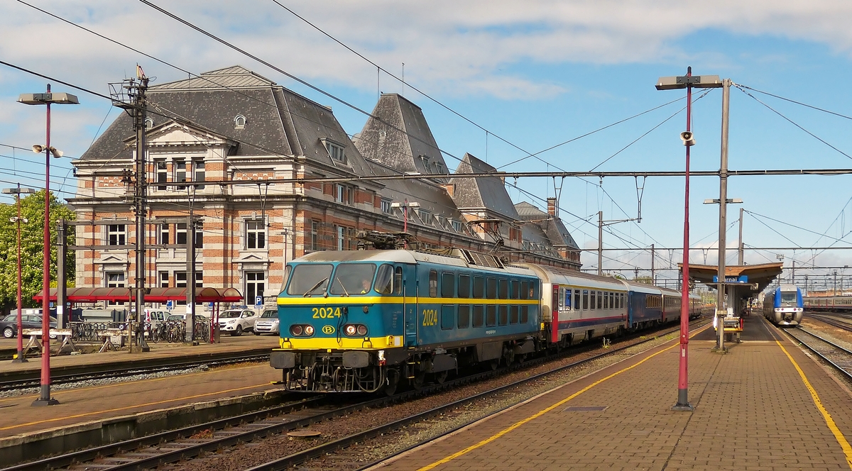 . Da m�chte Armin mal hin - Die PFT/TSP Abschiedsfahrt  Adieu S�rie 20  f�hrte uns am 11.05.2013 in den interessanten Bahnhof von Tournai (fl�misch: Doornik). 

W�hrend sich der Sonderzug, bestehend aus der HLE 2024 und M6 Wagen, vor dem representativen Empfangsgeb�ude von Tournai (erbaut zwischen 1874 und 1879 von Henri Beyaert) f�r die Fotografen in Pose gestellt hatte, wartet rechts der SNCF TER Nord Pas de Calais  Bibi  (bimode-bicourant) B 82736 auf Fahrg�ste nach Lille (F). (Hans) 