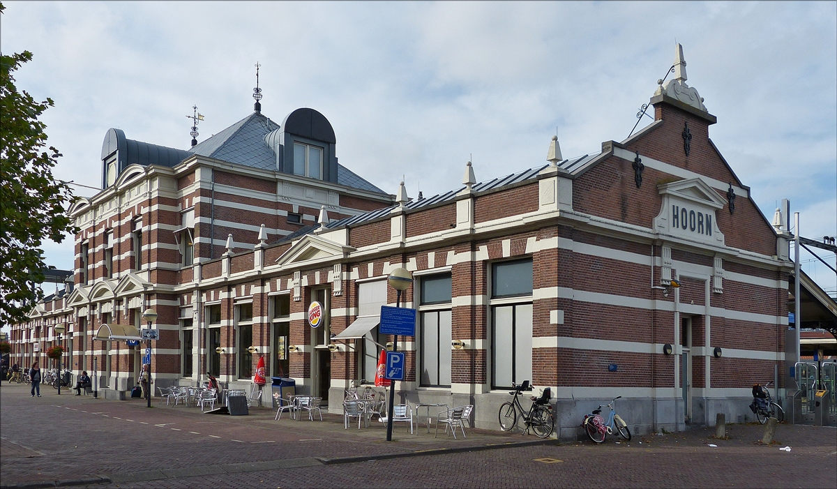 . Das Bahnhofsgeb�ude der NS von Hoorn, von der Stra�enseite gesehen. 28.09.2016