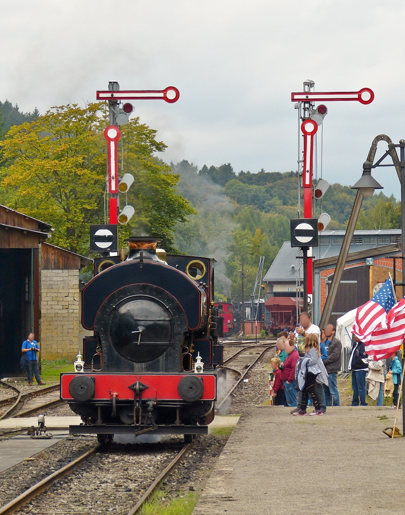 . Das diesj�hrige Dampffestival bei der luxemburgischen Museumsbahn  Train 1900  stand im Zeichen der Befreiung Luxemburgs vor 70 Jahren. Die Gastlok  Fred  von der belgischen Museumsbahn SCM (Stoomcentrum Maldegem), eine britische Satteltanklok f�hrt am 12.09.2015 in den Bahnhof in Fond de Gras ein. (Hans) 