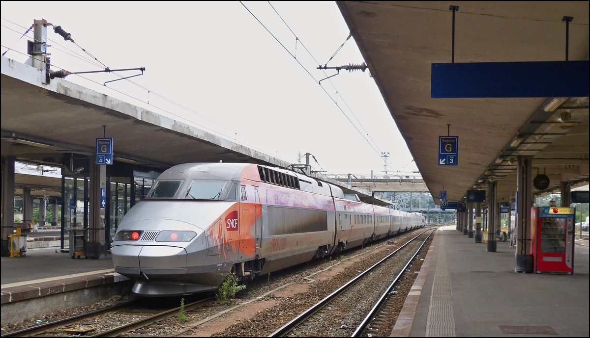. Das Messfahrzeug TGV Iris 320 verl�sst am 30.09.2013 den Bahnhof von Mulhouse. (Hans)

Als TGV Iris 320 bezeichnet die franz�sische Staatsbahn SNCF einen als Messfahrzeug eingesetzten TGV-Triebzug. Der zehnteilige Triebzug dient insbesondere zur regelm��igen �berpr�fung der franz�sischen Hochgeschwindigkeitsstrecken. Er verkehrt dabei mit Geschwindigkeiten von bis zu 320 km/h und tr�gt daher seinen Namen.

Der Triebzug wird planm��ig aus zwei Triebk�pfen und acht Mittelwagen des TGV R�seau gebildet.

Der erste Mittelwagen entspricht dabei dem so genannten M�lusine, einem seit 1988 verwendeten TGV-Messwagen. Im zweiten und dritten Wagen sind Steuerungssysteme untergebracht. Der vierte und f�nfte Wagen nimmt eine Bar sowie Empfangsr�ume f�r G�ste auf. Die drei weiteren Wagen nehmen zehn Abteile der ersten Klasse und eine K�che auf; die Einrichtung eines Lounge-Bereiches f�r ein Dutzend Personen ist geplant. Im Zug ist auch eine Dusche installiert.

Rund 150 Sensoren, sowie etwa 20 Kameras, sind an dem Triebzug installiert. Das Zugteam setzt sich aus zwei Triebfahrzeugf�hrern und sieben Ingenieuren und Technikern zusammen.

Seit 1988 nutzten die SNCF f�r Messfahrten an den Hochgeschwindigkeitsstrecken den M�lusine, einen Messwagen, der in regul�re TGV-Z�ge eingereiht wurde. 2002 fiel die Entscheidung, einen Messzug f�r den Hochgeschwindigkeitsverkehr zu entwickeln, der ohne Beeintr�chtigung des �brigen Verkehrs zu Messfahrten eingesetzt werden k�nnen sollte.

2003 wurde die TGV-R�seau-Einheit 4530 aus dem Regeldienst gestellt und erhielt im Betriebswerk Hellemmes bis 2006 die notwendigen �nderungen.

Das Fahrzeug kommt, wochenweise abwechselnd, auf konventionellen und auf Hochgeschwindigkeitsstrecken zum Einsatz. Da die H�chstgeschwindigkeit des Fahrzeuges mit 320 km/h der H�chstgeschwindigkeit der franz�sischen Schnellfahrstrecken entspricht, kann sich der Triebzug Messfahrten im laufenden TGV-Betrieb, ohne Verlangsamung des �brigen Verkehrs, vornehmen. Neben dem franz�sischen kann auch das belgische Netz befahren werden.

Dabei werden unter anderem die Gleislage, die gegenseitige Beeinflussung von Gleis und Fahrzeug, die Signalsysteme, die Durchg�ngigkeit der Stromversorgung sowie die Druckverh�ltnisse bei Zugbegegnungen und in Tunnels gemessen.

Die Messeinrichtungen befinden sich an beiden Zugenden sowie in der Mitte der Triebzuges. Die Auswertung der gewonnenen Daten erfolgt auf dem Zug in Echtzeit. St�rungen an der Strecke k�nnen mit einer Genauigkeit von f�nf Metern lokalisiert werden.
