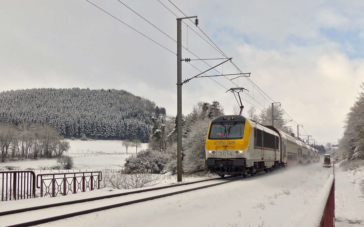 . Der an der Bahnstrecke abgestellte kleine Bagger verdeckte mir zum Gl�ck nicht die Sicht auf den RE 3837 Troisvierges - Luxembourg, bestehend aus der 3014 und 5 DoStos, als dieser zwischen Sassel und Maulusm�hle an mir vorbei fuhr. 02.02.2015 (Jeanny)
