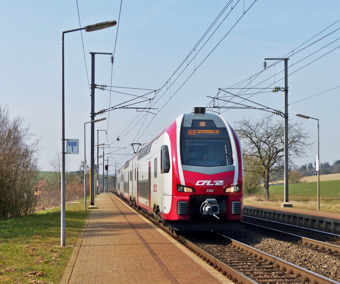 . Der CFL KISS Z 2308 erreicht am 18.03.2015 als RB 4411 Luxembourg - Wasserbillig die Haltestelle Betzdorf/Syr. (Jeanny)