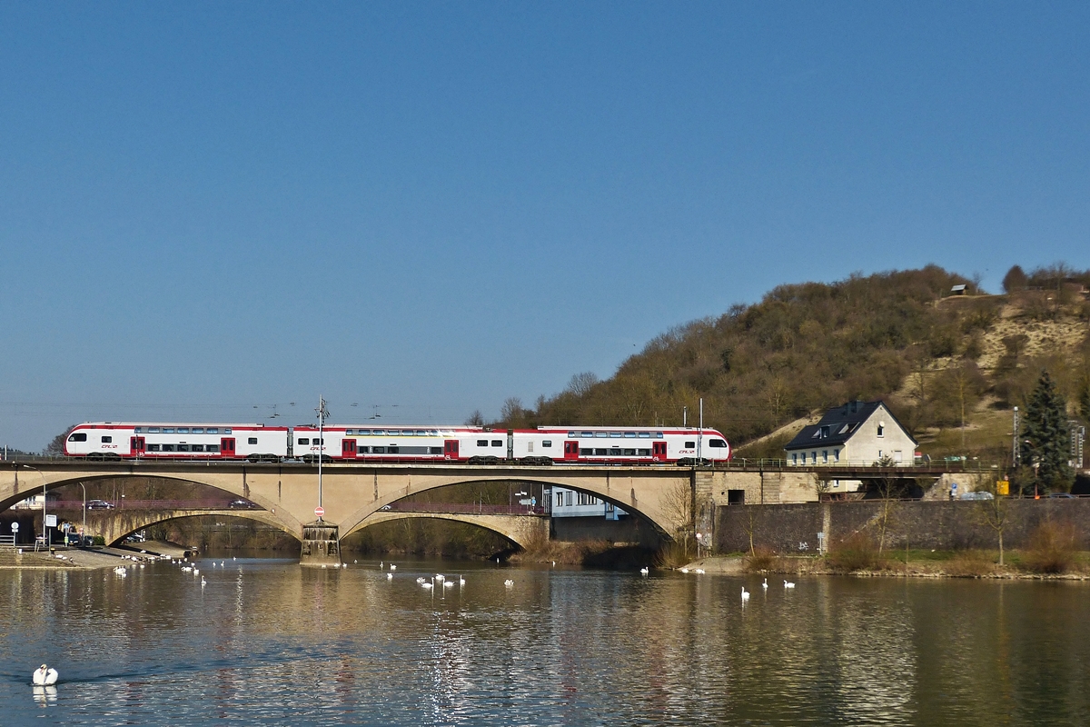 . Der CFL KISS Z 2305 bef�hrt am 17.03.2015 die Sauerbr�cke in Wasserbillig auf seinem Weg von Luxemburg-Stadt nach Trier. (Hans)