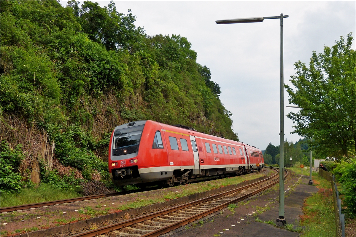 . Der DB Regio 612 143 erreicht am 26.05.2014 den Bahnhof von Runkel. Rechts im Bild ist ein eifriger Bahnfotograf zu sehen, der ebenfalls sein Mittagessen im vorz�glichen Restaurant  Zum G�terschuppen  unterbrochen hat, um den Zug abzulichten. (Hans)