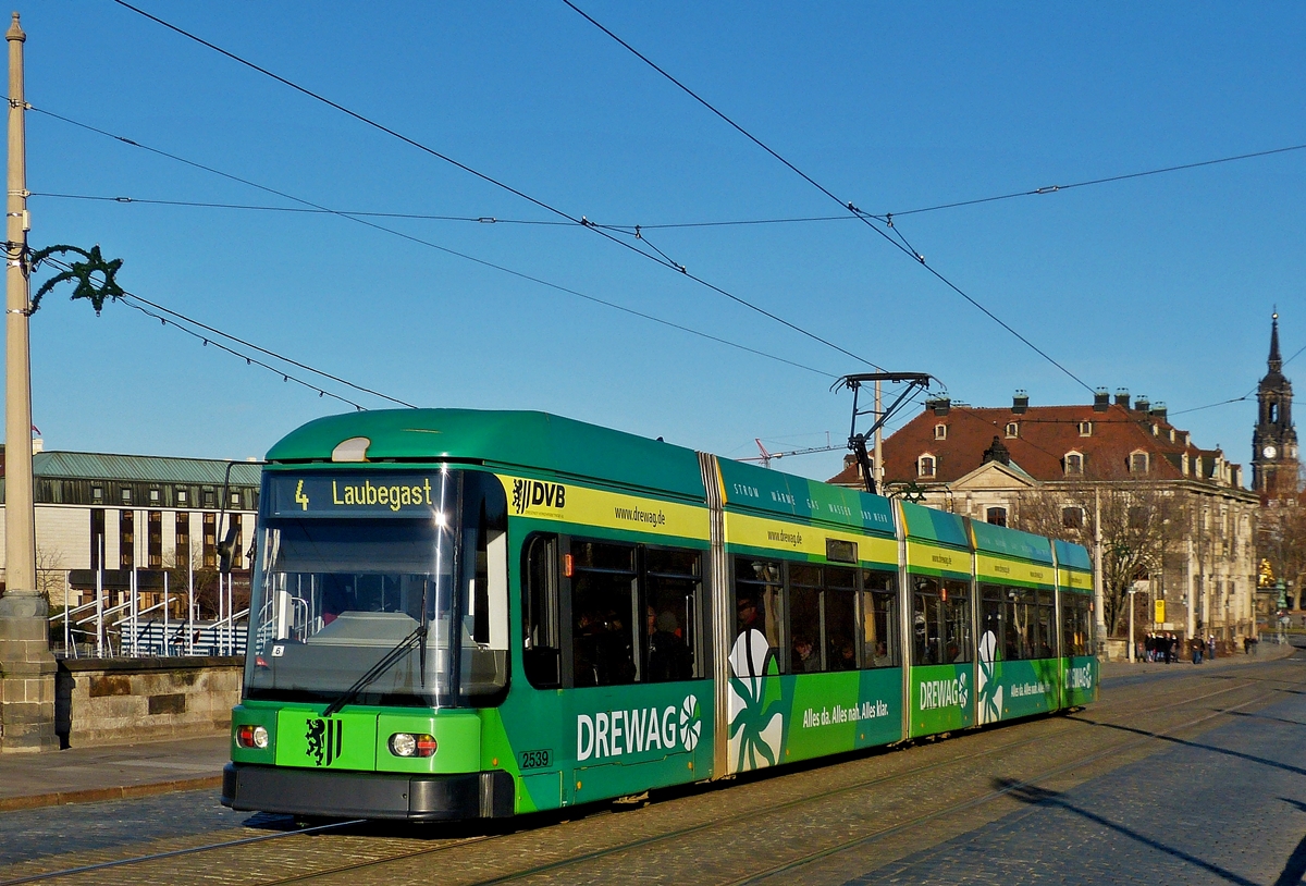 . Der DVB Niederflurgelenktriebwagen NGT 6 DD mit der Nummer 2539 f�hrt am 28.12.2012 �ber die Augustusbr�cke in Dresden. (Hans)