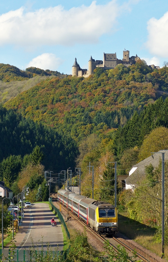 . Der Herbst hat Einzug gehalten in Michelau und auch die junge Mutter samt ihren Zwillingen schauen dem langen IR 115 Liers - Luxembourg zu, als er das idyllische Sauertal durchf�hrt. 14.10.2014 (Jeanny)