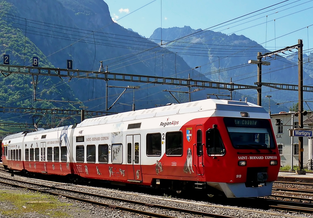 . Der M-O (TMR/Region Alps) NINA RABe 527 513-6 im sch�nen Saint-Bernard-Express Design am 03.08.2008 in Martigny. In der Zwischenzeit hat dieser NINA die tolle Hundebeklebung verloren. (Hans)