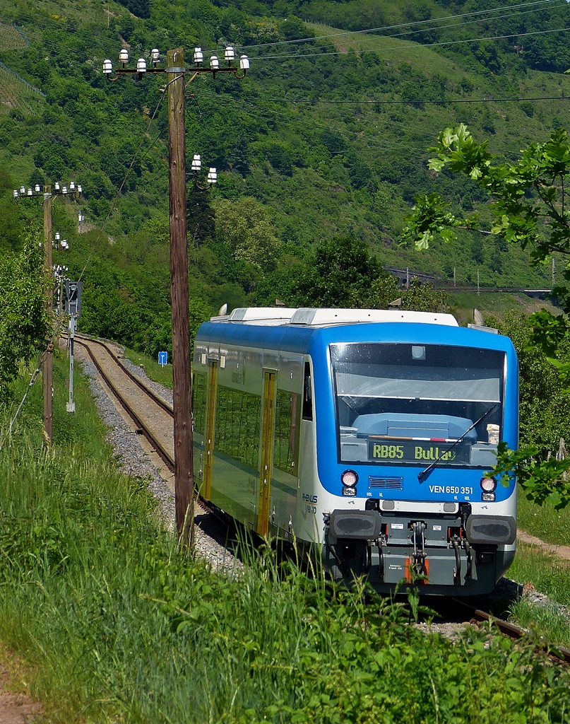 . Der Nachschuss auf den Rhenus Veniro Stadler RS1 650 351 in Reil an der Mosel. Der Zug kommt am 13.05.2015 als RB 85 aus Traben-Trarbach und f�hrt nun in Richtung Bullay. (Hans)