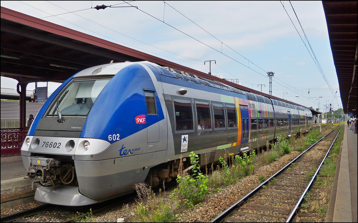 . Der SNCF TER Alsace X 76602 war am 20.09.2013 im Hauptbahnhof von Strasbourg abgestellt. (Hans)

Der X 76500, auch XGC oder AGC Diesel genannt, ist die dieselelektrische Variante des autorail � grande capacit� (AGC).

Der Autorail Grande Capacit� kurz AGC (deutsch: Triebwagen mit gro�er Kapazit�t) ist ein Triebzug der von Bombardier in Crespin f�r die SNCF gebaut wurde. Diesen Zug gibt es als Diesel-, Elektrische- und Hybridvariante.

Von diesen neuen Z�gen (erste Inbetriebnahmen ab 2004) wurden 700 St�ck durch die SNCF bestellt, im Auftrag der Regionen. Die Modularit�t des AGC erlaubt es jeder Region den Aufbau des Zuges mitzuentscheiden, unter anderem ob der Zug 2 oder 4 Wagen hat und wie die Inneneinrichtung aufgebaut sein soll.

Der AGC ist ein Gelenkzug mit Jakobsdrehgestellen. Es ist m�glich, bis zu drei Z�ge mit Hilfe der Scharfenbergkupplung zu kuppeln. Die H�chstgeschwindigkeit betr�gt 160 km/h. 

Die AGC sind die gr��te Einzelbestellung in der Geschichte der SNCF. Den Autorail � grande capacit� gibt es auch in drei weiteren Versionen: Z 27500 Elektrische Version (ZGC), B 81500 Hybridversion (Diesel und 1500 V) (BGC) und B 82500 Hybridversion (Diesel, 1500 V und 25 kV 50 Hz) (BBGC/BiBi).

Den dieselelektrischen X 76500 gibt es als dreiteiligen und vierteiligen Zug. Bei der SNCF sind 39 vierteilige und 124 dreiteilige Z�ge im Einsatz.

Steckbrief:

Nummerierung: X 76501/2 – X 76835/6
Anzahl: 163
Hersteller: Bombardier Transportation
Baujahr(e): 2004 – 2010
Achsformel: Bo'2'2'Bo' (Dreiteiler), Bo'2'2'2'Bo' (Vierteiler)
Spurweite: 1435 mm (Normalspur)
L�nge �ber Kupplung: 57,4 m (3-teilig), 72,8 m (4-teilig)
H�he: 4,02 m
Breite: 2,95 m
Drehgestellachsstand: 2,7 m
Gesamtradstand: 16,4 m
Leermasse: 133,3 t (3-teilig)
H�chstgeschwindigkeit: 160 km/h
Traktionsleistung: 1324 kW
Motorentyp: Dieselmotor + 4 Asynchronmotoren
Motorbauart: 2 � MAN D2842 LE 606
Leistungs�bertragung: elektrisch
Tankinhalt: 2 � 1500 l
Antrieb: Diesel
Kupplungstyp: Scharfenbergkupplung
Sitzpl�tze: 220 (4-teilig), 150 (3-teilig)
Niederfluranteil: 60 %

