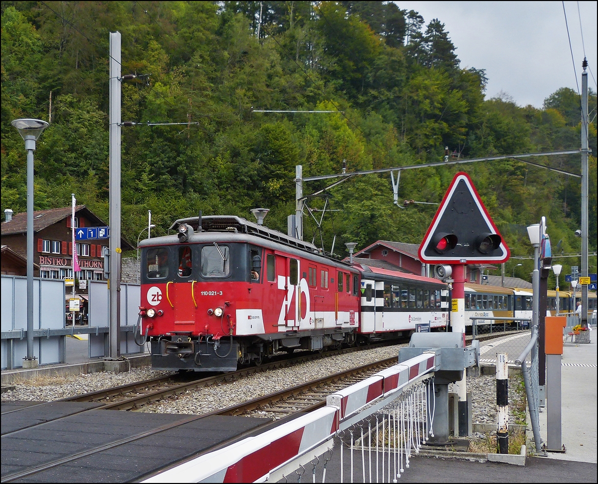 . Der ZB (Zentralbahn) De 110 021-3 verl�sst den Bahnhof von Brienz mit dem Golden Pass Zug in Richtung Interlaken Ost. 29.09.2013 (Jeanny)