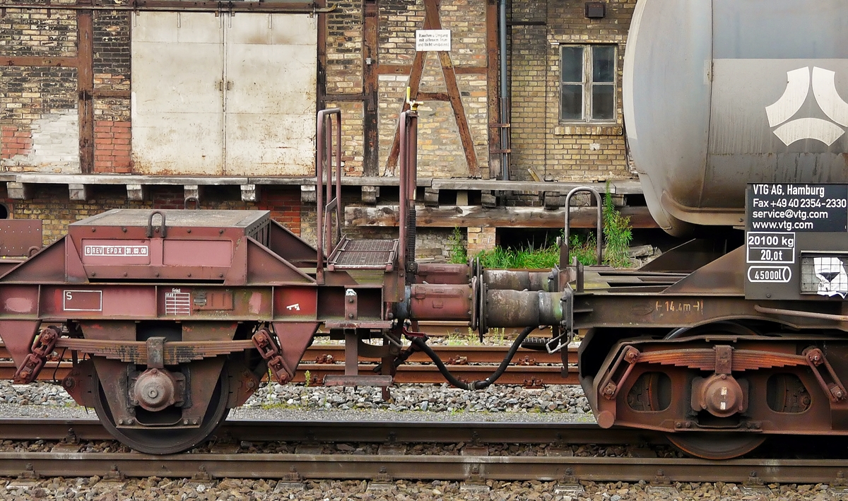 . Detailaufnahme von einem interessanten Wagen, welcher am 22.09.2011 in einem gemischten G�terzug eingereiht war, welcher durch den Bahnhof von Stralsund fuhr. Dabei handelt es sich um einen Kuppelwagen der Gattung Us mit der Nummer 42 60 9100 206-6 ? DB Us. 

Zur Bef�rderung sowjetischer G�terwagen mit SA-3-Kupplung (eine halbautomatische Mittelpufferkupplung) baute die DR im Raw Leipzig ab 1984 insgesamt 450 Kuppelwagen, die, zum Teil schnelllauff�hig, als U(s) mit den GSNR 9083 und 9084 bezeichnet wurden. Diese mit Ballast beladenen Kesselwagenuntergestelle wurden urspr�nglich mit SA3-Kupplung f�r in Mukran umgespurte russische G�terwagen gebaut. Die Seite mit der gr��eren Ballastmasse trug die SA3-, die andere die Schraubenkupplung. (Hans)