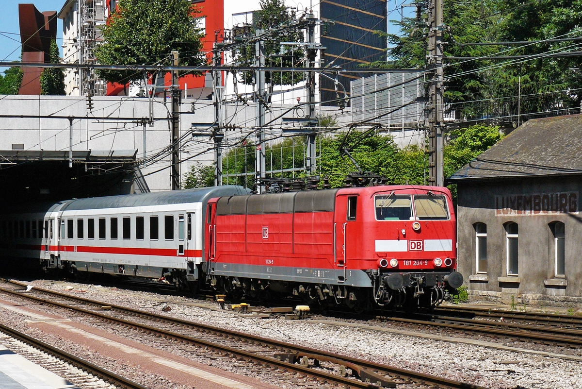 . Die 181 204-9 zieht am 01.07.2008 einen IC Norddeich Mole - Luxembourg in den Bahnhof von Luxemburg Stadt. (Hans)