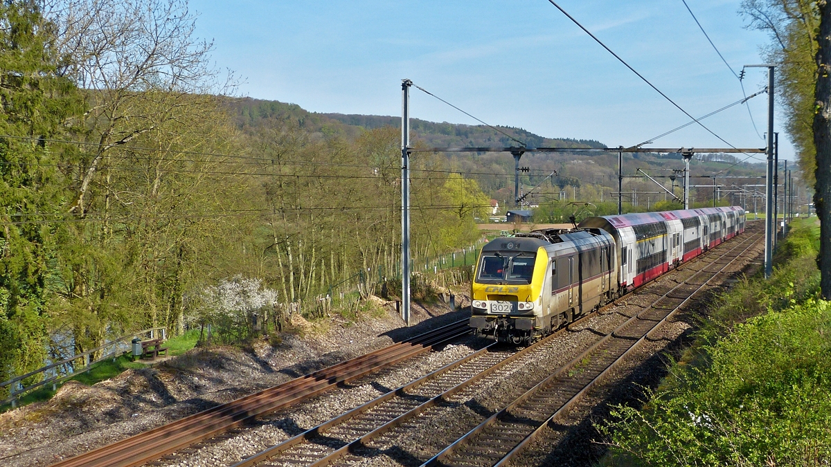 . Die 3012 zieht den RE 3834 Troisvierges - Luxembourg am 21.04.2015 durch das Tal der Alzette zwischen Schieren und Colmar-Berg. Links im Bild sieht man die nicht elektrifizierte Stichstrecke Ettelbr�ck - Bissen, auf der noch regelm�ssig G�terverkehr stattfindet. (Hans)