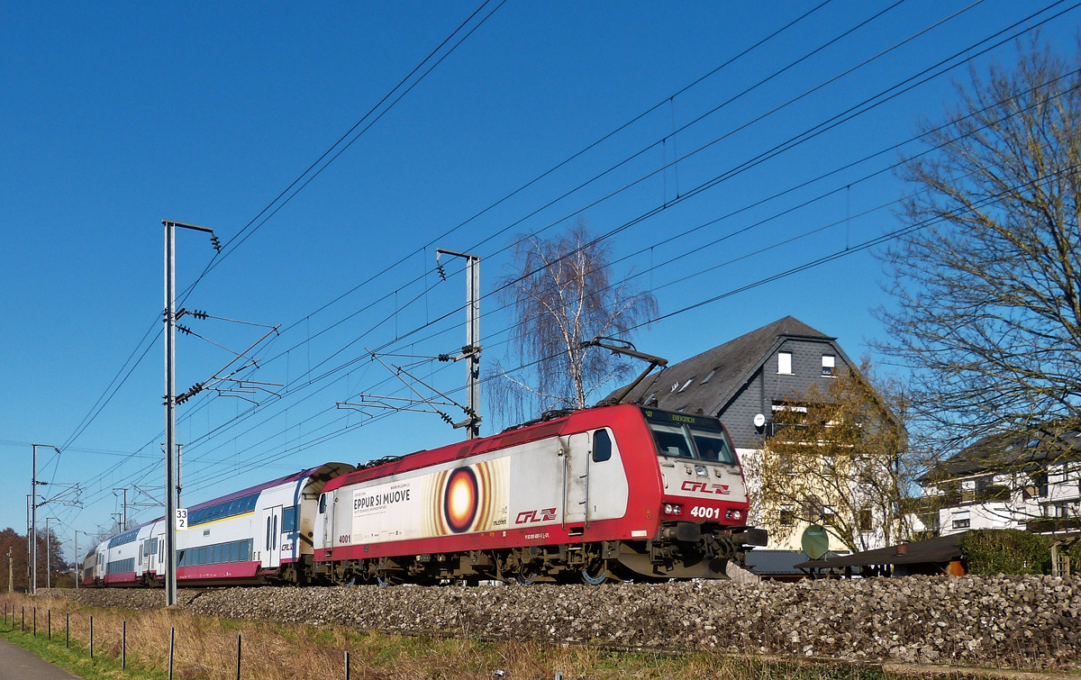 . Die 4001 mit ihrer Werbung f�r die Ausstellung  Eppur si muove  zieht am 16.02.2016 die RB 3538 Diekirch - Luxembourg �ber die Nordstrecke in der N�he von Rollingen/Mersch. (Hans)