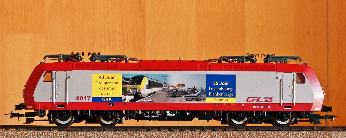 . Die 4017 mit der Werbung f�r den luxemburgischen Bahnverein G.A.R (Groupement des Amis du Rail) gibt es jetzt auch in H0. 10.07.2015 (Hans)

So sah die Lok  in gro�  aus:

http://hellertal.startbilder.de/bild/Deutschland~E-Loks~Auslandische+Loks/298608/am-morgen-des-05102013-bei-stroemenden.html