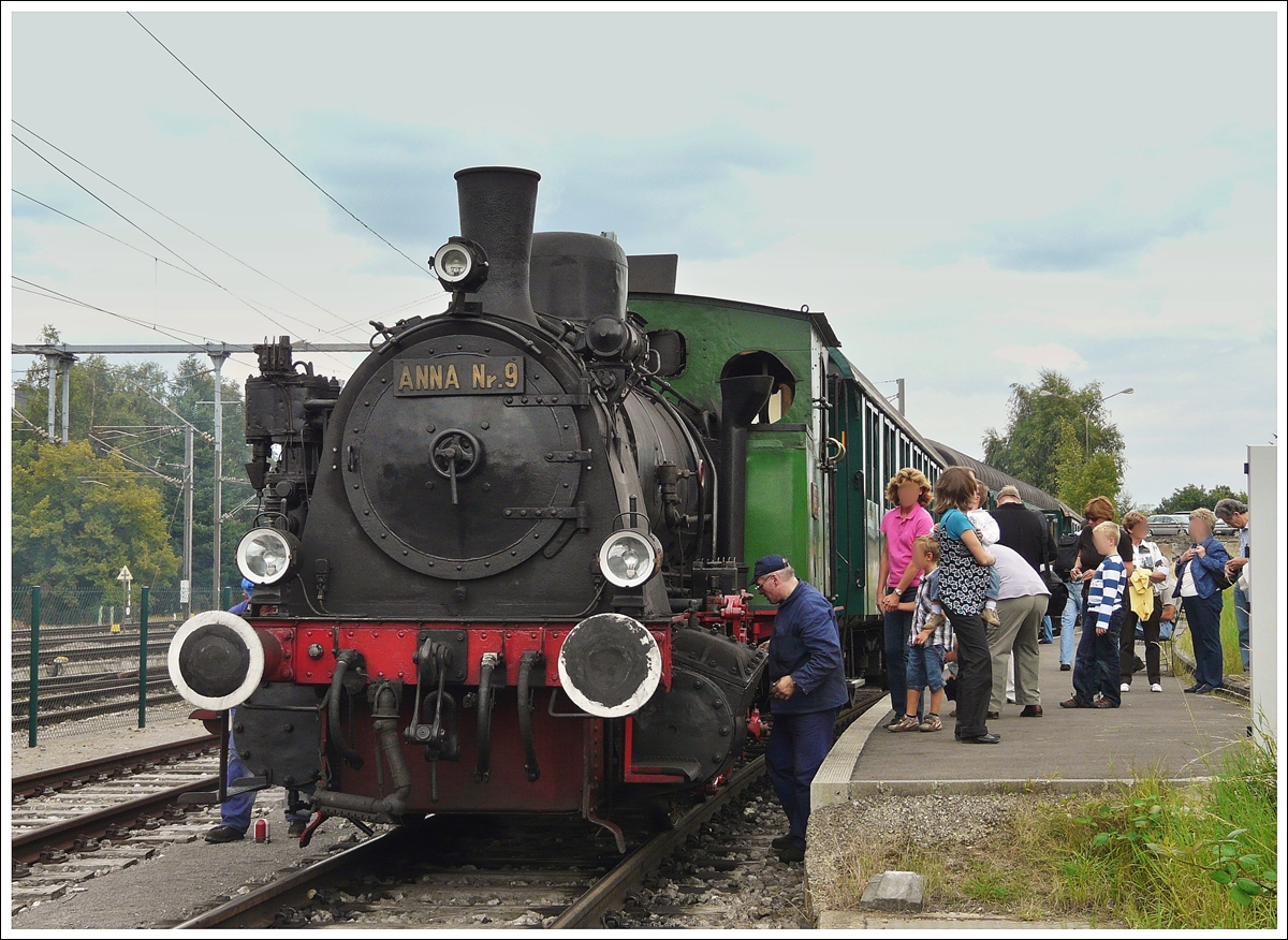 . Die AMTF Dampflok Anna N� 9 steht am 17.08.2008 am Banhsteig der Museumsbahn Train 1900 in P�tange. (Jeanny)

Die Lokomotive Anna N� 9, ist eine Lok des Typs Crefeld/C, Hohenzollern 2227, sie wurde im Jahre 1908 gebaut. Sie kam 1985 zum Museumsverein Train 1900 und ist ein Geschenk des Eschweiler Bergwerks-Vereins (EBV).



