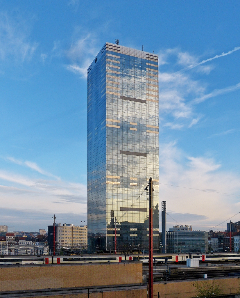 . Die Aussicht aus unserem Hotelzimmer in Br�ssel am fr�hen Morgen des 06.04.2014. Die Tour de Midi �berragt den Bahnhof Bruxelles Midi und den ausfahrenden ICa Bruxelles Midi - Eupen. (Jeanny)