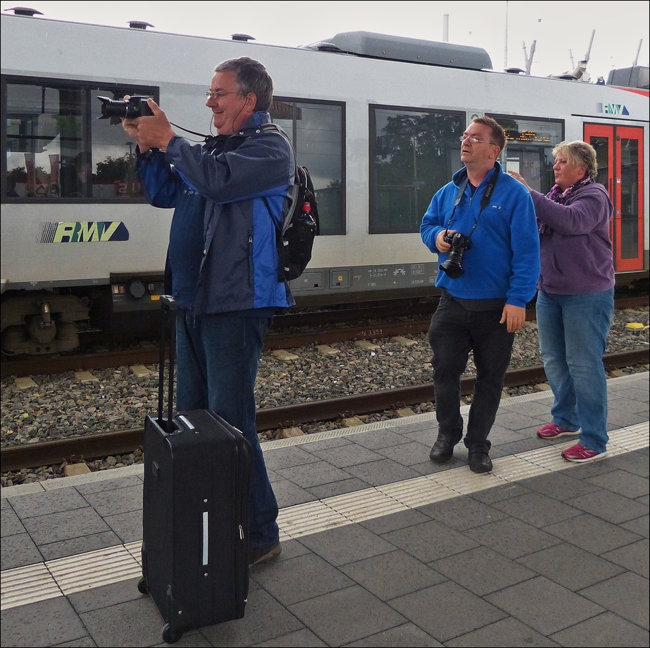 . Die Bahnfotografen bei der Arbeit in Wetzlar - Besonders gut gef�llt mir die �u�erst konzentrierte Bahnfotografin. 27.05.2014 (Jeanny)

Ihre Konzentration hat sich durchaus gelohnt:

http://hellertal.startbilder.de/bild/deutschland~bahnhoefe~sonstige-in-hessen/344260/der-regioswinger-dieseltriebwagen-mit-neigetechnik-612.html