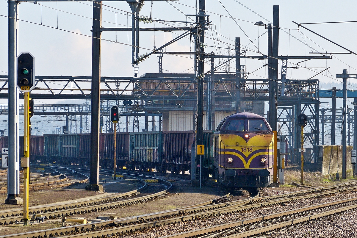 . Die CFL Cargo 1818 rangiert mit den G�terwagen des Sonderzuges anl�sslich der Testfahrten der 3608 im Rangierbahnhof Esch/Belval. 31.01.2014 (Hans)